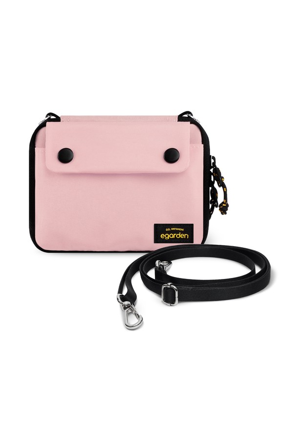 본보야지 패스포트+스트랩 SET는 여행룩과 미니멀 및 캐주얼 스타일을 선호하는 모든 분들을 위한 여권지갑입니다. 핑크 색상의 나일론 소재로 제작되어 튼튼하며, RFID 차단 기능과 생활 방수 기능을 갖춰 여행 시 소지품을 안전하게 보호합니다. 최대 4개의 여권 수납이 가능하며, 30장 이상의 카드, 동전, 지폐를 넉넉하게 수납할 수 있어 실용적입니다. 사각 모양의 미니 사이즈 지퍼형 디자인으로 여권, 카드, 현금을 안전하게 보관하며, 80kg 하중을 견딜 수 있는 스트랩이 포함되어 있습니다.
