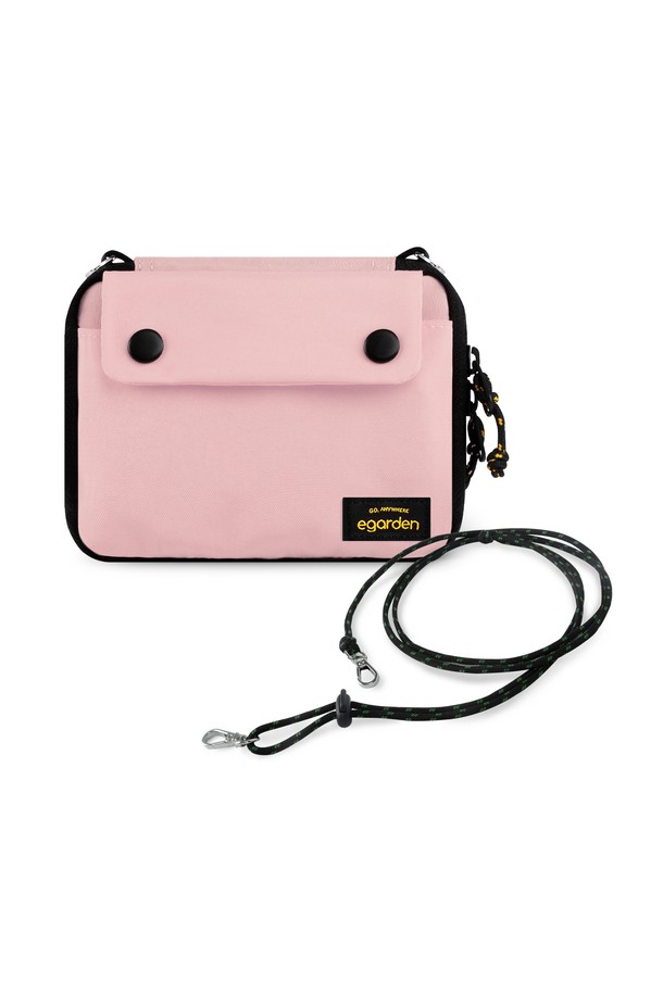 본보야지 패스포트+스트랩 세트는 여행룩과 휴가룩에 잘 어울리는 미니멀, 캐주얼, 클래식 스타일의 스트랩 세트입니다. 폴리에스테르 소재로 제작되었으며, Yellow, Green, Black 세 가지 색상으로 제공됩니다. 아연 합금 소재(97% 아연, 3% 알루미늄)를 사용하여 내구성을 높였으며, 크로스 스트랩은 35g, 스트링은 15g으로 가볍게 제작되었습니다. 다양한 가방 시리즈와 호환 가능하며, 사이즈 조절이 가능하여 편리하게 사용할 수 있습니다. 여행용 액세서리로 크로스바디 스타일을 연출할 수 있습니다.
