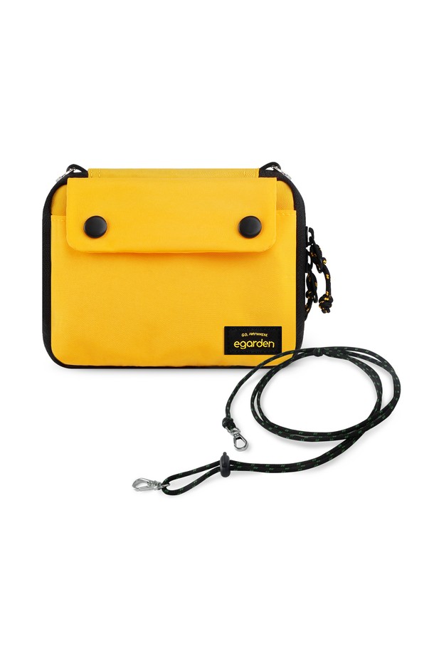 본보야지 패스포트+스트랩 SET는 여행과 일상에서 스타일리시하게 사용할 수 있는 여권지갑입니다. 미니멀, 캐주얼, 클래식한 스타일을 모두 아우르는 디자인으로, Honey Black, Marron Brown, Rose Black, Forest Black, Black Sorbet 5가지 다채로운 컬러로 만나보실 수 있습니다. 방수 기능과 RFID 차단 원단을 사용하여 소지품을 안전하게 보호하며, D링 지퍼풀 디테일로 포인트를 더했습니다. 탈부착 가능한 스트랩과 다수의 수납공간, 숨겨진 내부 포켓으로 실용성을 높였으며, 최대 160cm까지 조절 가능한 스트랩과 최대 134cm의 크로스 스트랩으로 다양한 스타일을 연출할 수 있습니다.
