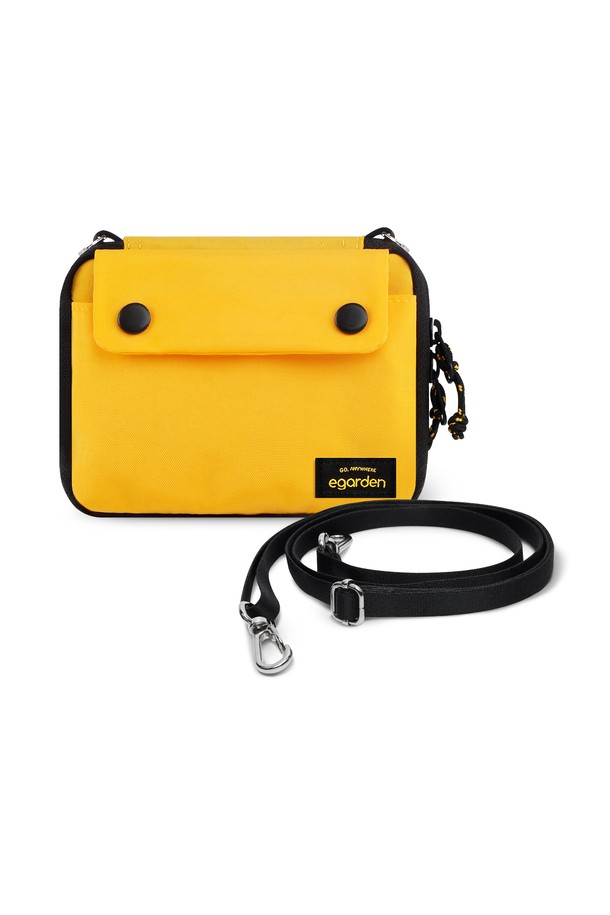 본보야지 패스포트+스트랩 SET는 여행룩과 휴가룩에 어울리는 미니멀하고 캐주얼한 스타일의 여권지갑입니다. 나일론 소재로 제작되어 가볍고 튼튼하며, 스몰 사이즈로 휴대성이 뛰어납니다. 옐로우와 블랙 두 가지 색상으로 출시되어 취향에 맞게 선택할 수 있으며, 무지 디자인에 스트랩으로 포인트를 주어 심플하면서도 세련된 느낌을 줍니다. 여권 수납이 가능하며, 크로스백으로도 활용할 수 있어 실용성을 더했으며, 스냅 버튼 잠금 방식으로 소지품을 안전하게 보관할 수 있습니다.
