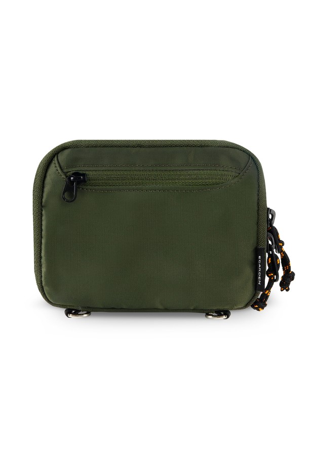 여행과 일상생활에서 개인 정보를 안전하게 보호해 줄 트래블러 패스포트 RFID 차단 여권 케이스 지갑입니다. 미디엄 사이즈의 나일론 소재로 제작되어 튼튼하며, 카키 색상의 무지 디자인으로 미니멀, 클래식, 캐주얼 스타일을 연출합니다. RFID 차단 기능으로 개인 정보를 보호하고, 여권, 카드, 지폐, 동전까지 수납 가능하여 실용성을 높였습니다. 최대 4개의 여권을 보관할 수 있으며, 지퍼형 잠금 방식으로 소지품을 안전하게 보관할 수 있습니다. 여행룩, 휴가룩, 해외 출장룩에 모두 잘 어울리며, 생산물 책임배상보험에 가입되어 안심하고 사용할 수 있습니다.
