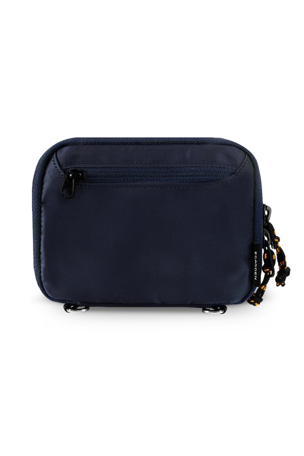 여행의 동반자, 트래블러 패스포트 RFID 차단 여권 케이스 지갑입니다. 미디엄 사이즈, 사각형 디자인으로 나일론과 폴리에스테르 소재를 사용하여 튼튼하고 실용적입니다. RFID 차단 기능으로 개인정보를 안전하게 보호하며, 최대 4개의 여권을 수납할 수 있습니다. 카드 8개, 지폐 2단, 동전 및 매쉬 지퍼 포켓까지 갖춰 여행 시 넉넉한 수납공간을 제공합니다. 카키, 올리브, 브릭, 네이비, 블랙, 딥그린 색상으로 출시되어 여행룩, 미니멀, 클래식, 캐주얼 스타일을 연출하기 좋습니다.
