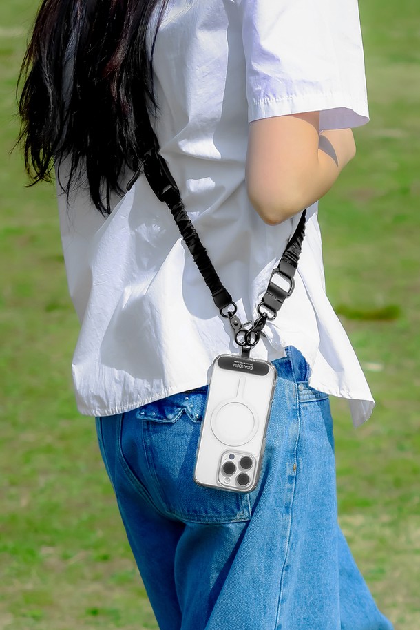 트래블러 슬링 스트랩 핸드폰 목걸이 크로스 줄은 일상 및 여행에 적합한 핸드폰 스트랩입니다. 블랙 색상의 나일론 소재로 제작되었으며, 캐주얼 및 미니멀 스타일을 연출합니다. 160~180cm 착용 가능하며, 사이즈 조절이 용이하여 편리하게 사용할 수 있습니다. 슬림한 디자인에 원터치 버클로 간편하게 핸즈프리 기능을 제공하며, 크로스 형태로 착용 가능합니다. 여행룩이나 산책룩에 매치하여 스타일리시함을 더해보세요.
