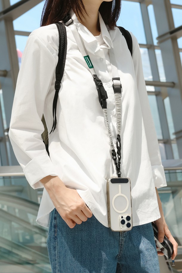 트래블러 슬링 스트랩 핸드폰 목걸이 크로스 줄은 일상생활과 여행에 모두 활용 가능한 실용적인 액세서리입니다. 캐주얼 및 미니멀 스타일을 선호하는 모든 분들께 추천하며, 동네 마실룩이나 여행룩에 매치하기 좋습니다. 사이즈 조절이 가능한 스트랩은 105cm부터 최대 152cm까지 길이를 조절할 수 있으며, 마그네틱 버클과 태그 홀더 디자인으로 편리함과 스타일을 더했습니다. 스마트폰, 지갑, 미니 파우치, 무선 이어폰 등을 연결하여 사용할 수 있으며, 폐쇄형 스마트폰 케이스와도 호환됩니다. 생산물배상책임보험에 가입되어 있어 안심하고 사용할 수 있습니다.
