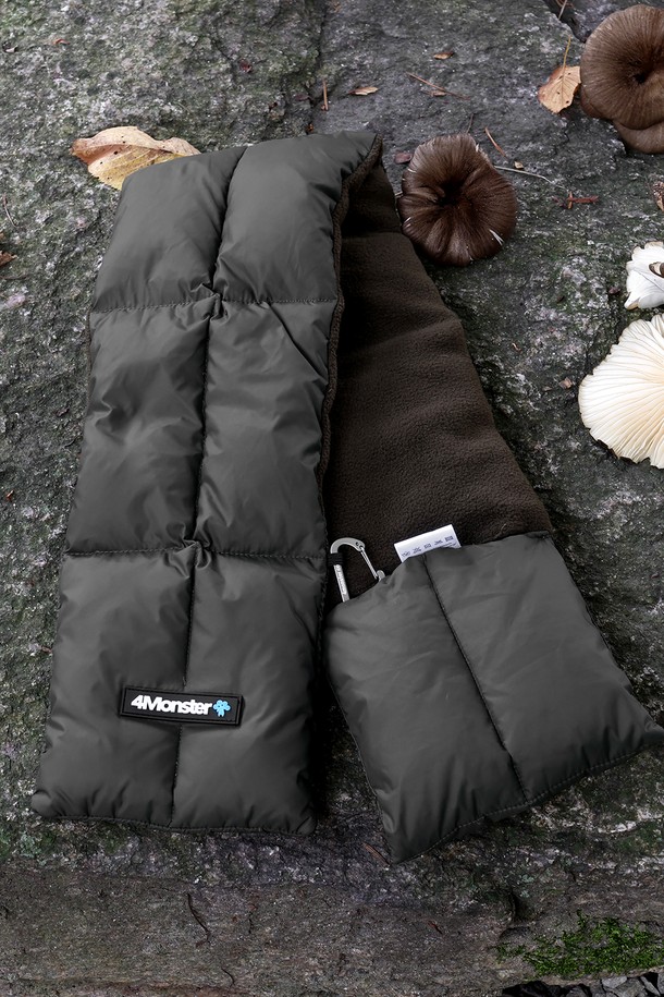 덕다운 패딩 머플러는 겨울철 따뜻함과 스타일을 책임지는 필수템입니다. 블랙과 카키 두 가지 색상으로 출시되어 출근룩, 캠핑룩, 여행룩 등 다양한 TPO에 활용 가능하며, 미니멀, 클래식, 캐주얼 스타일 모두 소화합니다. 부드러운 촉감의 나일론과 덕다운 소재를 사용하여 보온성을 극대화했으며, 80% 덕다운과 20% 깃털, 650 Fill Power로 뛰어난 보온력을 자랑합니다. 방수, 발수 기능은 물론, 기모 안감과 포켓 디자인으로 실용성을 더했으며, 파우치 형태의 수납이 가능하여 휴대성 또한 뛰어납니다. 초경량 설계로 가볍게 착용하고 다닐 수 있습니다.
