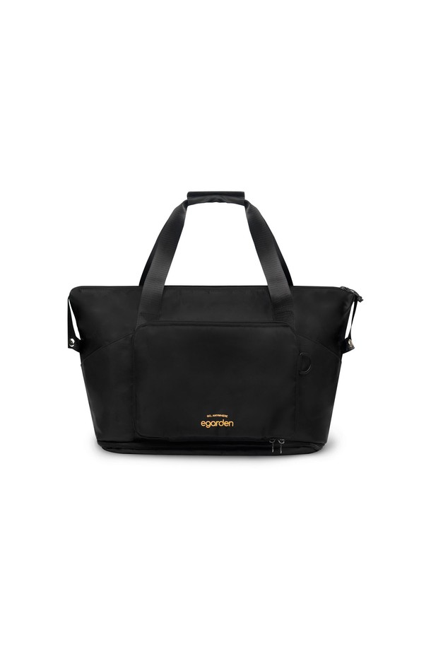 여행의 설렘을 담은 트래블러 폴딩 보스턴백+패스포트 SET입니다. 미디엄 사이즈의 블랙 컬러 나일론 소재 보스턴백과 패스포트 케이스로 구성되어, 여행룩에 미니멀하고 클래식한 멋을 더합니다. 접이식 디자인으로 실용성을 높였으며, 넉넉한 수납공간과 매시 포켓이 있어 여행 시 짐을 효율적으로 정리할 수 있습니다. 사각형 모양의 가방은 지퍼형 잠금 방식으로 소지품을 안전하게 보호하며, 폴딩 기능을 갖춰 보관과 휴대가 간편합니다.
