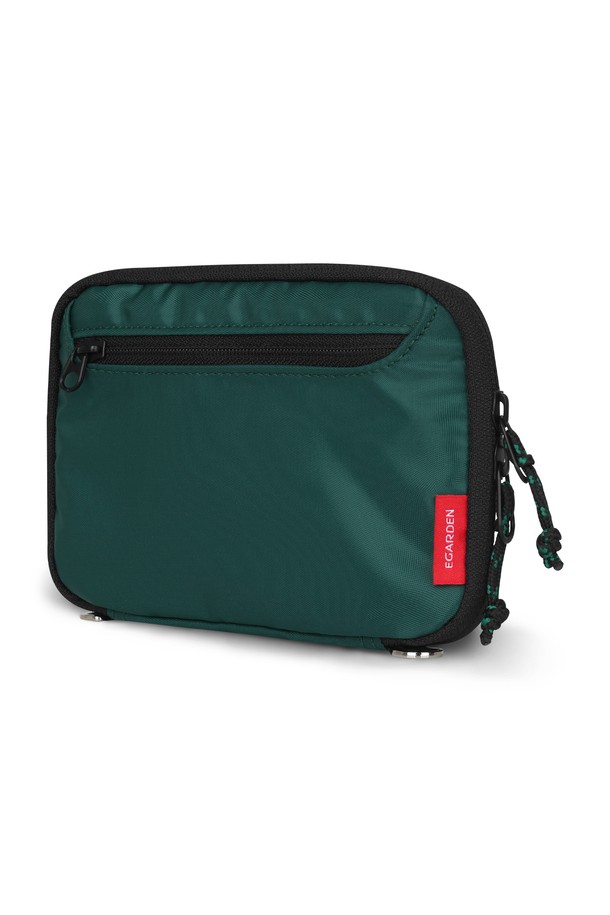 여행의 동반자, 트래블러 패스포트 RFID 차단 여권 케이스 지갑입니다. 여행룩에 어울리는 미니멀하고 클래식한 디자인으로, 개인 정보 보호를 위한 RFID 차단 기능을 갖춘 실용적인 아이템입니다. 가볍고 슬림한 스몰 사이즈의 나일론 소재로 제작되어 휴대성이 뛰어나며, 사각형 모양의 지퍼형 잠금 방식으로 여권을 안전하게 보관할 수 있습니다. 산뜻한 그린 컬러와 무지 패턴이 세련된 느낌을 더합니다. 여행 시 소중한 개인 정보를 보호하고 스타일까지 챙길 수 있는 필수품입니다.
