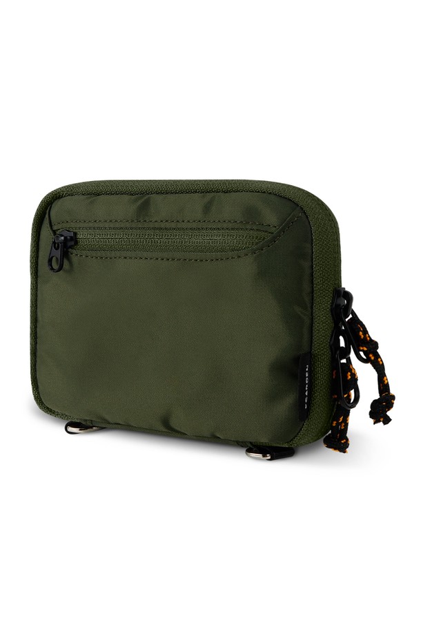 여행과 일상생활에서 개인 정보를 안전하게 보호해 줄 트래블러 패스포트 RFID 차단 여권 케이스 지갑입니다. 미디엄 사이즈의 나일론 소재로 제작되어 튼튼하며, 카키 색상의 무지 디자인으로 미니멀, 클래식, 캐주얼 스타일을 연출합니다. RFID 차단 기능으로 개인 정보를 보호하고, 여권, 카드, 지폐, 동전까지 수납 가능하여 실용성을 높였습니다. 최대 4개의 여권을 보관할 수 있으며, 지퍼형 잠금 방식으로 소지품을 안전하게 보관할 수 있습니다. 여행룩, 휴가룩, 해외 출장룩에 모두 잘 어울리며, 생산물 책임배상보험에 가입되어 안심하고 사용할 수 있습니다.
