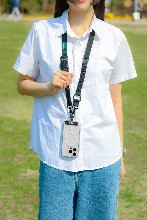 트래블러 슬링 스트랩 핸드폰 목걸이 크로스 줄은 일상 및 여행에 적합한 핸드폰 스트랩입니다. 블랙 색상의 나일론 소재로 제작되었으며, 캐주얼 및 미니멀 스타일을 연출합니다. 160~180cm 착용 가능하며, 사이즈 조절이 용이하여 편리하게 사용할 수 있습니다. 슬림한 디자인에 원터치 버클로 간편하게 핸즈프리 기능을 제공하며, 크로스 형태로 착용 가능합니다. 여행룩이나 산책룩에 매치하여 스타일리시함을 더해보세요.
