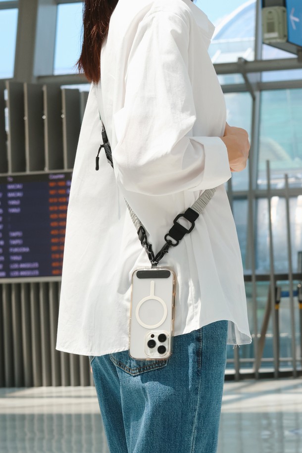 트래블러 슬링 스트랩 핸드폰 목걸이 크로스 줄은 일상생활과 여행에 모두 활용 가능한 실용적인 액세서리입니다. 캐주얼 및 미니멀 스타일을 선호하는 모든 분들께 추천하며, 동네 마실룩이나 여행룩에 매치하기 좋습니다. 사이즈 조절이 가능한 스트랩은 105cm부터 최대 152cm까지 길이를 조절할 수 있으며, 마그네틱 버클과 태그 홀더 디자인으로 편리함과 스타일을 더했습니다. 스마트폰, 지갑, 미니 파우치, 무선 이어폰 등을 연결하여 사용할 수 있으며, 폐쇄형 스마트폰 케이스와도 호환됩니다. 생산물배상책임보험에 가입되어 있어 안심하고 사용할 수 있습니다.
