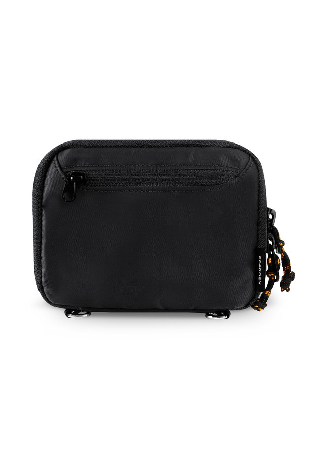 여행의 설렘을 담은 트래블러 폴딩 보스턴백+패스포트 SET입니다. 미디엄 사이즈의 블랙 컬러 나일론 소재 보스턴백과 패스포트 케이스로 구성되어, 여행룩에 미니멀하고 클래식한 멋을 더합니다. 접이식 디자인으로 실용성을 높였으며, 넉넉한 수납공간과 매시 포켓이 있어 여행 시 짐을 효율적으로 정리할 수 있습니다. 사각형 모양의 가방은 지퍼형 잠금 방식으로 소지품을 안전하게 보호하며, 폴딩 기능을 갖춰 보관과 휴대가 간편합니다.
