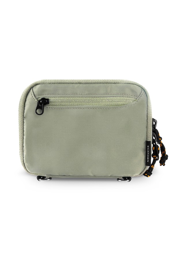 여행의 설렘을 담은 "트래블러 폴딩 보스턴백+패스포트 SET"입니다. 넉넉한 수납력의 라지 사이즈 보스턴백과 패스포트 지갑 세트로 구성되어 여행의 편의성을 높였습니다. 가볍고 튼튼한 나일론 소재에 무광 블랙과 베이지 두 가지 색상으로 출시되어 어떤 여행룩에도 잘 어울립니다. 접이식 디자인으로 휴대와 보관이 용이하며, 지퍼형 잠금 방식으로 소지품을 안전하게 보호합니다. 미니멀, 캐주얼, 클래식 스타일을 즐기는 여행객에게 완벽한 선택이 될 것입니다.
