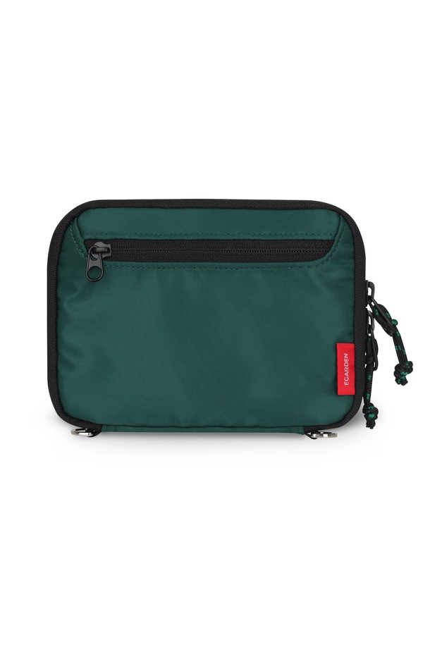 여행의 설렘을 담은 트래블러 폴딩 보스턴백+패스포트 SET를 소개합니다. 미니멀, 클래식, 캐주얼 스타일을 아우르는 이 가방은 여행룩, 휴가룩, 해외 출장룩에 완벽하게 어울립니다. 넉넉한 라지 사이즈에 나일론, 폴리에스테르, 옥스포드 소재를 사용하여 튼튼하고 실용적입니다. 접이식, 방수, 확장, RFID 차단 기능까지 갖춰 여행의 편의성을 높였으며, 30L에서 40L까지 확장 가능하여 짐의 양에 맞춰 조절할 수 있습니다. 여권 및 카드 수납 공간, 내/외부 포켓이 있어 수납력 또한 뛰어납니다.
