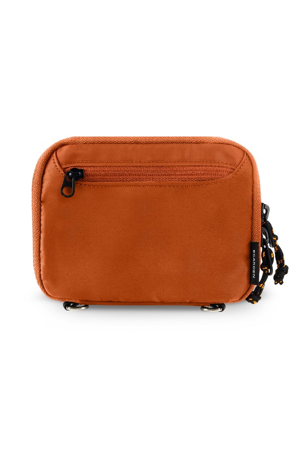 미니멀하고 클래식한 스타일을 연출하는 트래블러 폴딩 보스턴백+패스포트 세트입니다. 여행룩에 어울리는 이 세트는 블랙과 브라운 두 가지 색상으로 제공되며, 접이식 디자인과 넉넉한 수납 공간으로 실용성을 더했습니다. 여행 시 필요한 소지품을 편리하게 보관할 수 있으며, 사각형 모양의 깔끔한 디자인이 특징입니다. 가방은 지퍼형으로 잠금 방식을 채택하여 내용물의 안전을 보장하며, 패스포트 케이스가 함께 구성되어 있어 더욱 유용합니다.
