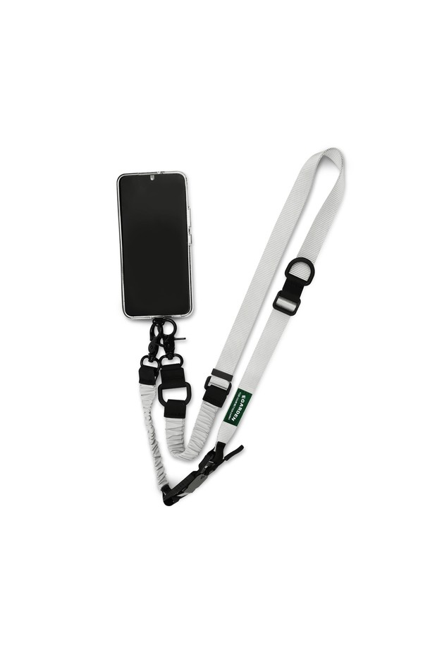 트래블러 슬링 스트랩 핸드폰 목걸이 크로스 줄은 일상생활과 여행에 모두 활용 가능한 실용적인 액세서리입니다. 캐주얼 및 미니멀 스타일을 선호하는 모든 분들께 추천하며, 동네 마실룩이나 여행룩에 매치하기 좋습니다. 사이즈 조절이 가능한 스트랩은 105cm부터 최대 152cm까지 길이를 조절할 수 있으며, 마그네틱 버클과 태그 홀더 디자인으로 편리함과 스타일을 더했습니다. 스마트폰, 지갑, 미니 파우치, 무선 이어폰 등을 연결하여 사용할 수 있으며, 폐쇄형 스마트폰 케이스와도 호환됩니다. 생산물배상책임보험에 가입되어 있어 안심하고 사용할 수 있습니다.
