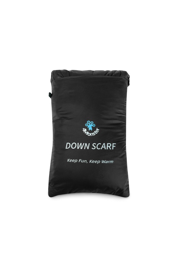 덕다운 패딩 머플러는 겨울철 따뜻함과 스타일을 책임지는 필수템입니다. 블랙과 카키 두 가지 색상으로 출시되어 출근룩, 캠핑룩, 여행룩 등 다양한 TPO에 활용 가능하며, 미니멀, 클래식, 캐주얼 스타일 모두 소화합니다. 부드러운 촉감의 나일론과 덕다운 소재를 사용하여 보온성을 극대화했으며, 80% 덕다운과 20% 깃털, 650 Fill Power로 뛰어난 보온력을 자랑합니다. 방수, 발수 기능은 물론, 기모 안감과 포켓 디자인으로 실용성을 더했으며, 파우치 형태의 수납이 가능하여 휴대성 또한 뛰어납니다. 초경량 설계로 가볍게 착용하고 다닐 수 있습니다.
