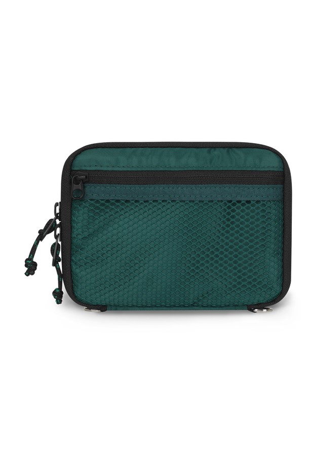 여행의 동반자, 트래블러 패스포트 RFID 차단 여권 케이스 지갑입니다. 여행룩에 어울리는 미니멀하고 클래식한 디자인으로, 개인 정보 보호를 위한 RFID 차단 기능을 갖춘 실용적인 아이템입니다. 가볍고 슬림한 스몰 사이즈의 나일론 소재로 제작되어 휴대성이 뛰어나며, 사각형 모양의 지퍼형 잠금 방식으로 여권을 안전하게 보관할 수 있습니다. 산뜻한 그린 컬러와 무지 패턴이 세련된 느낌을 더합니다. 여행 시 소중한 개인 정보를 보호하고 스타일까지 챙길 수 있는 필수품입니다.
