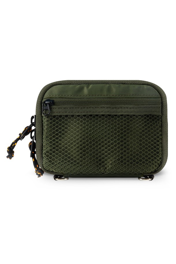 여행과 일상생활에서 개인 정보를 안전하게 보호해 줄 트래블러 패스포트 RFID 차단 여권 케이스 지갑입니다. 미디엄 사이즈의 나일론 소재로 제작되어 튼튼하며, 카키 색상의 무지 디자인으로 미니멀, 클래식, 캐주얼 스타일을 연출합니다. RFID 차단 기능으로 개인 정보를 보호하고, 여권, 카드, 지폐, 동전까지 수납 가능하여 실용성을 높였습니다. 최대 4개의 여권을 보관할 수 있으며, 지퍼형 잠금 방식으로 소지품을 안전하게 보관할 수 있습니다. 여행룩, 휴가룩, 해외 출장룩에 모두 잘 어울리며, 생산물 책임배상보험에 가입되어 안심하고 사용할 수 있습니다.
