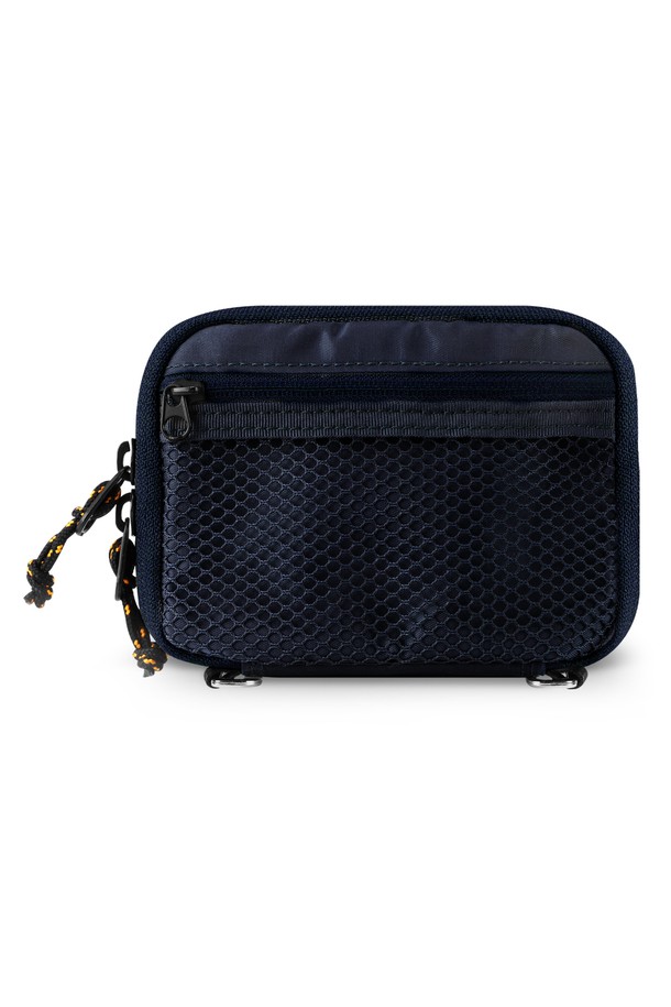 여행의 동반자, 트래블러 패스포트 RFID 차단 여권 케이스 지갑입니다. 미디엄 사이즈, 사각형 디자인으로 나일론과 폴리에스테르 소재를 사용하여 튼튼하고 실용적입니다. RFID 차단 기능으로 개인정보를 안전하게 보호하며, 최대 4개의 여권을 수납할 수 있습니다. 카드 8개, 지폐 2단, 동전 및 매쉬 지퍼 포켓까지 갖춰 여행 시 넉넉한 수납공간을 제공합니다. 카키, 올리브, 브릭, 네이비, 블랙, 딥그린 색상으로 출시되어 여행룩, 미니멀, 클래식, 캐주얼 스타일을 연출하기 좋습니다.
