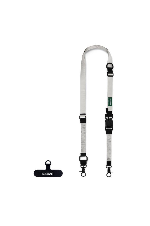 트래블러 슬링 스트랩 핸드폰 목걸이 크로스 줄은 일상생활과 여행에 모두 활용 가능한 실용적인 액세서리입니다. 캐주얼 및 미니멀 스타일을 선호하는 모든 분들께 추천하며, 동네 마실룩이나 여행룩에 매치하기 좋습니다. 사이즈 조절이 가능한 스트랩은 105cm부터 최대 152cm까지 길이를 조절할 수 있으며, 마그네틱 버클과 태그 홀더 디자인으로 편리함과 스타일을 더했습니다. 스마트폰, 지갑, 미니 파우치, 무선 이어폰 등을 연결하여 사용할 수 있으며, 폐쇄형 스마트폰 케이스와도 호환됩니다. 생산물배상책임보험에 가입되어 있어 안심하고 사용할 수 있습니다.
