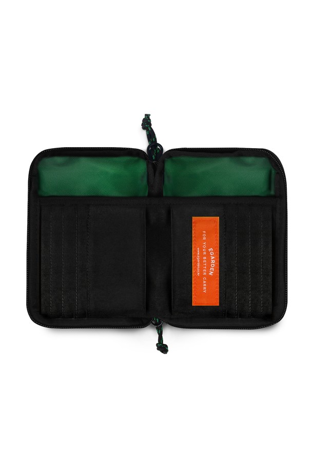 여행의 동반자, 트래블러 패스포트 RFID 차단 여권 케이스 지갑입니다. 여행룩에 어울리는 미니멀하고 클래식한 디자인으로, 개인 정보 보호를 위한 RFID 차단 기능을 갖춘 실용적인 아이템입니다. 가볍고 슬림한 스몰 사이즈의 나일론 소재로 제작되어 휴대성이 뛰어나며, 사각형 모양의 지퍼형 잠금 방식으로 여권을 안전하게 보관할 수 있습니다. 산뜻한 그린 컬러와 무지 패턴이 세련된 느낌을 더합니다. 여행 시 소중한 개인 정보를 보호하고 스타일까지 챙길 수 있는 필수품입니다.
