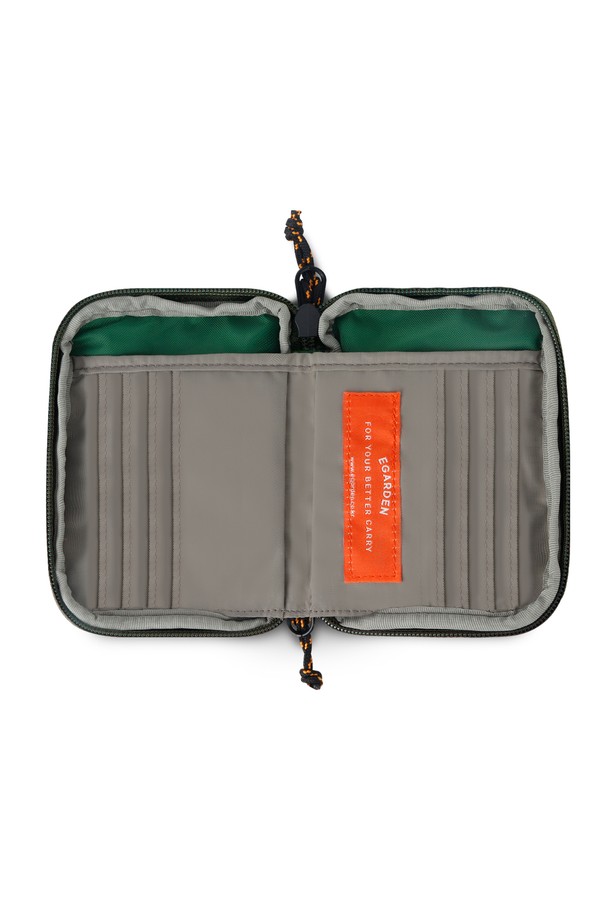 여행과 일상생활에서 개인 정보를 안전하게 보호해 줄 트래블러 패스포트 RFID 차단 여권 케이스 지갑입니다. 미디엄 사이즈의 나일론 소재로 제작되어 튼튼하며, 카키 색상의 무지 디자인으로 미니멀, 클래식, 캐주얼 스타일을 연출합니다. RFID 차단 기능으로 개인 정보를 보호하고, 여권, 카드, 지폐, 동전까지 수납 가능하여 실용성을 높였습니다. 최대 4개의 여권을 보관할 수 있으며, 지퍼형 잠금 방식으로 소지품을 안전하게 보관할 수 있습니다. 여행룩, 휴가룩, 해외 출장룩에 모두 잘 어울리며, 생산물 책임배상보험에 가입되어 안심하고 사용할 수 있습니다.
