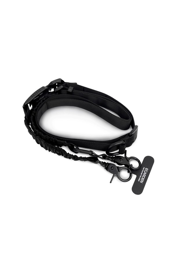 트래블러 슬링 스트랩 핸드폰 목걸이 크로스 줄은 일상 및 여행에 적합한 핸드폰 스트랩입니다. 블랙 색상의 나일론 소재로 제작되었으며, 캐주얼 및 미니멀 스타일을 연출합니다. 160~180cm 착용 가능하며, 사이즈 조절이 용이하여 편리하게 사용할 수 있습니다. 슬림한 디자인에 원터치 버클로 간편하게 핸즈프리 기능을 제공하며, 크로스 형태로 착용 가능합니다. 여행룩이나 산책룩에 매치하여 스타일리시함을 더해보세요.
