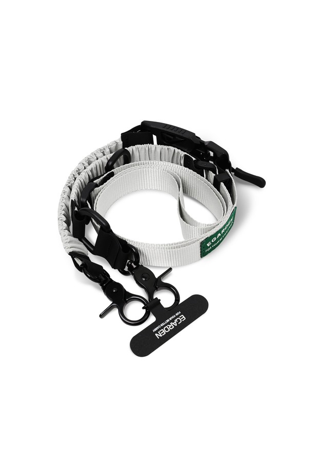 트래블러 슬링 스트랩 핸드폰 목걸이 크로스 줄은 일상생활과 여행에 모두 활용 가능한 실용적인 액세서리입니다. 캐주얼 및 미니멀 스타일을 선호하는 모든 분들께 추천하며, 동네 마실룩이나 여행룩에 매치하기 좋습니다. 사이즈 조절이 가능한 스트랩은 105cm부터 최대 152cm까지 길이를 조절할 수 있으며, 마그네틱 버클과 태그 홀더 디자인으로 편리함과 스타일을 더했습니다. 스마트폰, 지갑, 미니 파우치, 무선 이어폰 등을 연결하여 사용할 수 있으며, 폐쇄형 스마트폰 케이스와도 호환됩니다. 생산물배상책임보험에 가입되어 있어 안심하고 사용할 수 있습니다.
