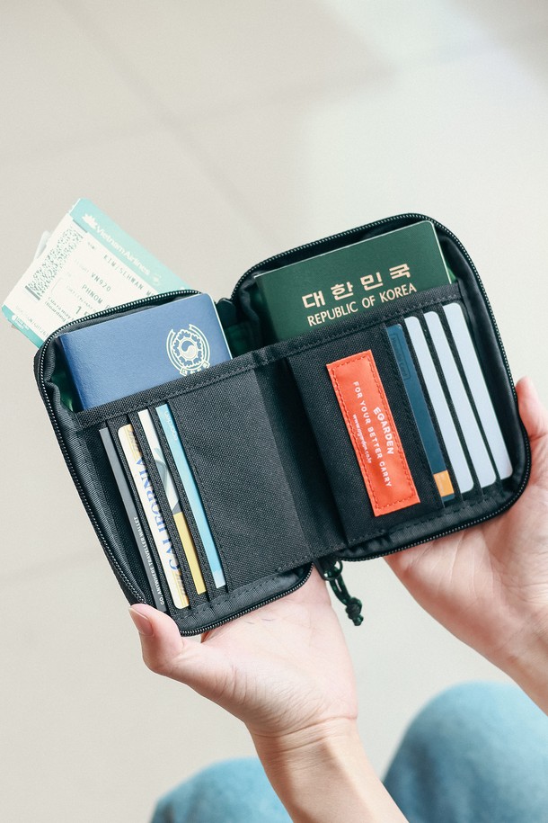 여행의 동반자, 트래블러 패스포트 RFID 차단 여권 케이스 지갑입니다. 여행룩에 어울리는 미니멀하고 클래식한 디자인으로, 개인 정보 보호를 위한 RFID 차단 기능을 갖춘 실용적인 아이템입니다. 가볍고 슬림한 스몰 사이즈의 나일론 소재로 제작되어 휴대성이 뛰어나며, 사각형 모양의 지퍼형 잠금 방식으로 여권을 안전하게 보관할 수 있습니다. 산뜻한 그린 컬러와 무지 패턴이 세련된 느낌을 더합니다. 여행 시 소중한 개인 정보를 보호하고 스타일까지 챙길 수 있는 필수품입니다.
