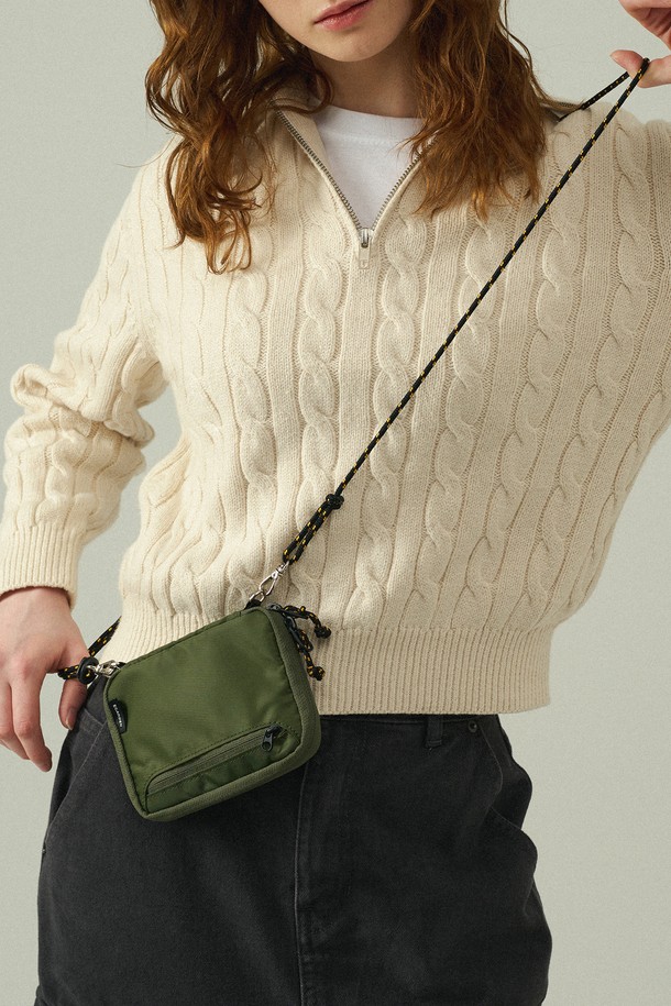 여행과 일상생활에서 개인 정보를 안전하게 보호해 줄 트래블러 패스포트 RFID 차단 여권 케이스 지갑입니다. 미디엄 사이즈의 나일론 소재로 제작되어 튼튼하며, 카키 색상의 무지 디자인으로 미니멀, 클래식, 캐주얼 스타일을 연출합니다. RFID 차단 기능으로 개인 정보를 보호하고, 여권, 카드, 지폐, 동전까지 수납 가능하여 실용성을 높였습니다. 최대 4개의 여권을 보관할 수 있으며, 지퍼형 잠금 방식으로 소지품을 안전하게 보관할 수 있습니다. 여행룩, 휴가룩, 해외 출장룩에 모두 잘 어울리며, 생산물 책임배상보험에 가입되어 안심하고 사용할 수 있습니다.
