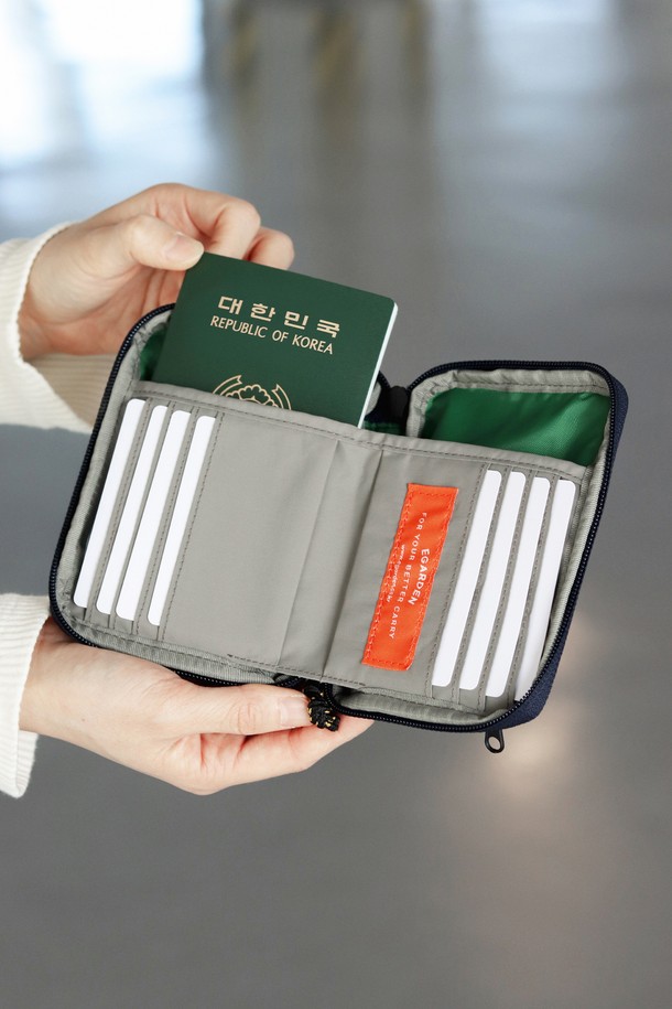 여행의 동반자, 트래블러 패스포트 RFID 차단 여권 케이스 지갑입니다. 미디엄 사이즈, 사각형 디자인으로 나일론과 폴리에스테르 소재를 사용하여 튼튼하고 실용적입니다. RFID 차단 기능으로 개인정보를 안전하게 보호하며, 최대 4개의 여권을 수납할 수 있습니다. 카드 8개, 지폐 2단, 동전 및 매쉬 지퍼 포켓까지 갖춰 여행 시 넉넉한 수납공간을 제공합니다. 카키, 올리브, 브릭, 네이비, 블랙, 딥그린 색상으로 출시되어 여행룩, 미니멀, 클래식, 캐주얼 스타일을 연출하기 좋습니다.
