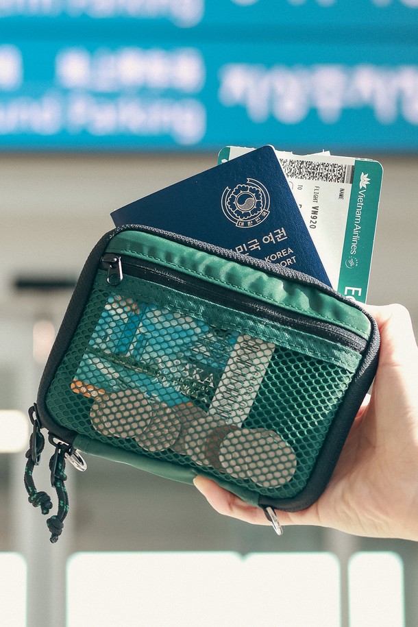 여행의 동반자, 트래블러 패스포트 RFID 차단 여권 케이스 지갑입니다. 여행룩에 어울리는 미니멀하고 클래식한 디자인으로, 개인 정보 보호를 위한 RFID 차단 기능을 갖춘 실용적인 아이템입니다. 가볍고 슬림한 스몰 사이즈의 나일론 소재로 제작되어 휴대성이 뛰어나며, 사각형 모양의 지퍼형 잠금 방식으로 여권을 안전하게 보관할 수 있습니다. 산뜻한 그린 컬러와 무지 패턴이 세련된 느낌을 더합니다. 여행 시 소중한 개인 정보를 보호하고 스타일까지 챙길 수 있는 필수품입니다.
