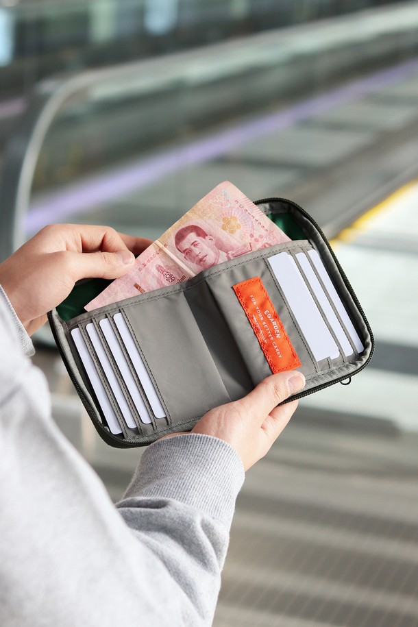 여행과 일상생활에서 개인 정보를 안전하게 보호해 줄 트래블러 패스포트 RFID 차단 여권 케이스 지갑입니다. 미디엄 사이즈의 나일론 소재로 제작되어 튼튼하며, 카키 색상의 무지 디자인으로 미니멀, 클래식, 캐주얼 스타일을 연출합니다. RFID 차단 기능으로 개인 정보를 보호하고, 여권, 카드, 지폐, 동전까지 수납 가능하여 실용성을 높였습니다. 최대 4개의 여권을 보관할 수 있으며, 지퍼형 잠금 방식으로 소지품을 안전하게 보관할 수 있습니다. 여행룩, 휴가룩, 해외 출장룩에 모두 잘 어울리며, 생산물 책임배상보험에 가입되어 안심하고 사용할 수 있습니다.
