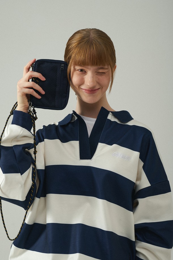 여행의 동반자, 트래블러 패스포트 RFID 차단 여권 케이스 지갑입니다. 미디엄 사이즈, 사각형 디자인으로 나일론과 폴리에스테르 소재를 사용하여 튼튼하고 실용적입니다. RFID 차단 기능으로 개인정보를 안전하게 보호하며, 최대 4개의 여권을 수납할 수 있습니다. 카드 8개, 지폐 2단, 동전 및 매쉬 지퍼 포켓까지 갖춰 여행 시 넉넉한 수납공간을 제공합니다. 카키, 올리브, 브릭, 네이비, 블랙, 딥그린 색상으로 출시되어 여행룩, 미니멀, 클래식, 캐주얼 스타일을 연출하기 좋습니다.
