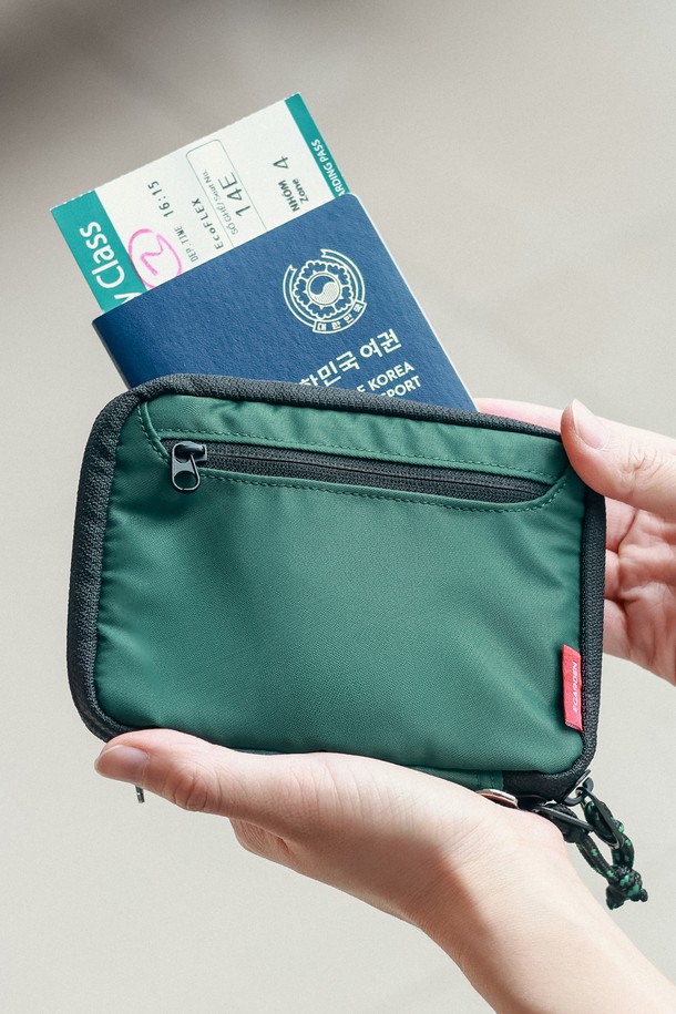 여행의 동반자, 트래블러 패스포트 RFID 차단 여권 케이스 지갑입니다. 여행룩에 어울리는 미니멀하고 클래식한 디자인으로, 개인 정보 보호를 위한 RFID 차단 기능을 갖춘 실용적인 아이템입니다. 가볍고 슬림한 스몰 사이즈의 나일론 소재로 제작되어 휴대성이 뛰어나며, 사각형 모양의 지퍼형 잠금 방식으로 여권을 안전하게 보관할 수 있습니다. 산뜻한 그린 컬러와 무지 패턴이 세련된 느낌을 더합니다. 여행 시 소중한 개인 정보를 보호하고 스타일까지 챙길 수 있는 필수품입니다.
