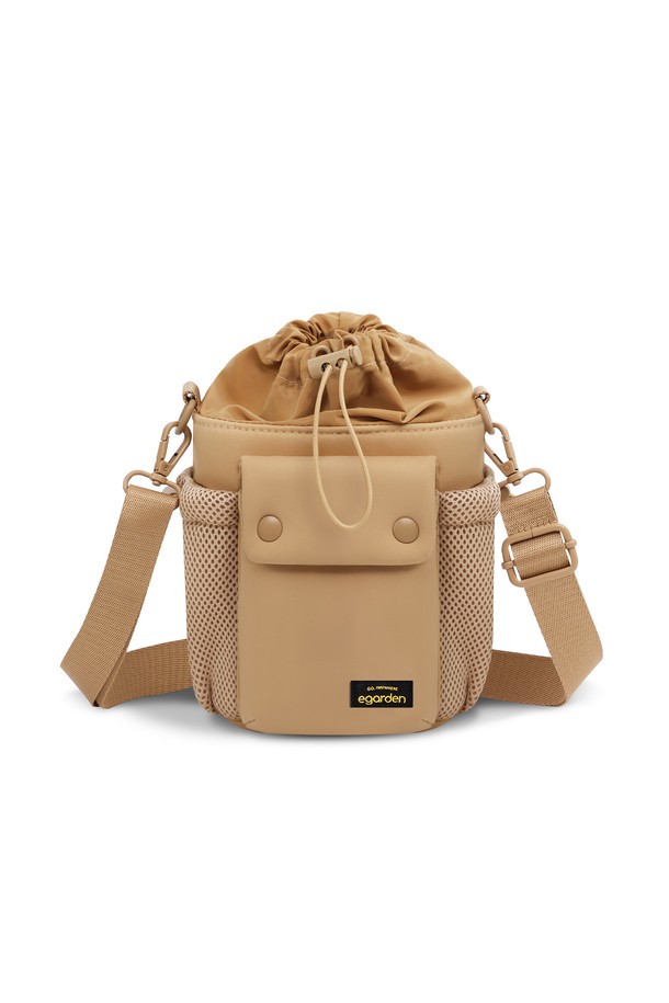 본보야지 텀블러백은 캠핑, 피트니스, 요가, 일상생활에서 활용하기 좋은 여성용 텀블러백입니다. 카멜 컬러의 무지 디자인으로, 나일론 소재를 사용하여 제작되었습니다. 미디엄 사이즈의 원통형 가방으로, 최대 13.5cm 직경의 텀블러, 1000ml 단백질 쉐이커, 900ml 대용량 텀블러까지 수납 가능합니다. 사이즈 조절 및 손잡이 기능과 고무 스트랩 디테일, 조임용 끈 잠금 방식으로 실용성을 더했습니다. 캠핑룩, 피트니스룩, 요가/필라테스룩에 캐주얼, 미니멀, 스포티한 스타일을 더해보세요.
