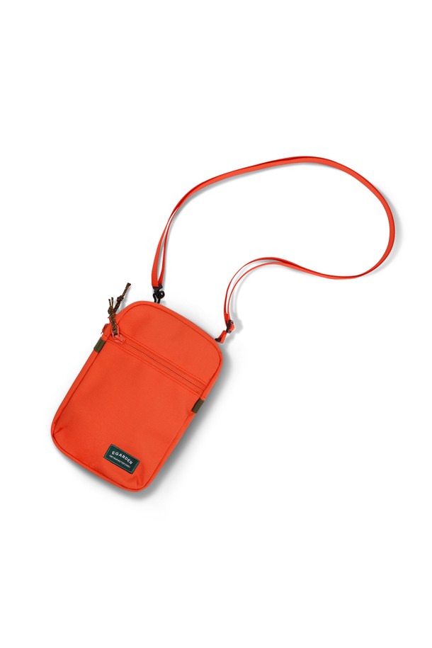 여행과 일상에서 활용하기 좋은 트래블러 미니 크로스백입니다. 가볍고 튼튼한 나일론 소재로 제작되어 방수 기능을 갖춰 실용적입니다. 미니멀하고 캐주얼한 디자인으로, 만다린, 머스타드, 블랙 3가지 색상으로 출시되었습니다. 탈부착 가능한 스트랩과 3개의 수납공간, 메쉬 내부 포켓, 외부 지퍼 포켓으로 편리성을 더했습니다. 스트랩 길이 조절이 가능하여, 여행룩에 완벽하게 어울리는 데일리 핸드폰 소품 가방입니다.
