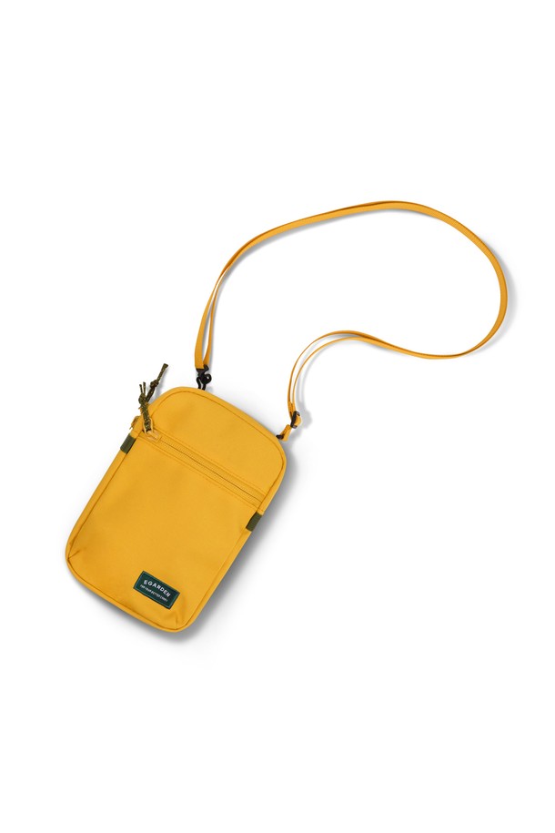 "트래블러 미니 크로스백"은 여행룩과 미니멀, 캐주얼 스타일에 잘 어울리는 여성용 가방입니다. 가볍고 방수 기능이 있는 나일론 소재로 제작되어 일상생활뿐만 아니라 여행 시에도 유용하게 사용할 수 있습니다. 만다린, 머스타드, 블랙 세 가지 색상으로 출시되었으며, 탈부착 가능한 스트랩과 외부 지퍼 포켓, 메쉬 포켓이 있어 수납력을 높였습니다. 미니 사이즈로 스마트폰, 여권 등 꼭 필요한 소지품을 간편하게 수납할 수 있으며, 매트 마감으로 세련된 느낌을 더했습니다. 지퍼형 잠금 방식으로 내용물을 안전하게 보호합니다.
