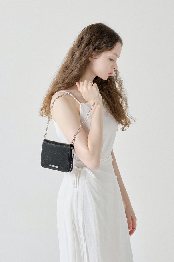 본보야지 시티 패스포트 RFID 차단 개인정보 보호 여권 여행 지갑은 여행룩을 위한 미니멀, 클래식, 시크 스타일의 여권 지갑입니다. 가죽과 나일론 소재를 사용하여 튼튼하며, 블랙 색상의 무지 디자인에 사각 형태로 제작되었습니다. 미디엄 사이즈로, 여권, 카드, 동전, 아이폰을 안전하게 수납할 수 있으며, 분리형 체인 스트랩으로 편리성을 더했습니다. SGS 인증 RFID 차단 소재로 개인정보를 안전하게 보호하며, 지퍼형 잠금 방식으로 소지품을 안전하게 보관할 수 있습니다. 더스트백이 포함되어 있어 보관이 용이합니다.
