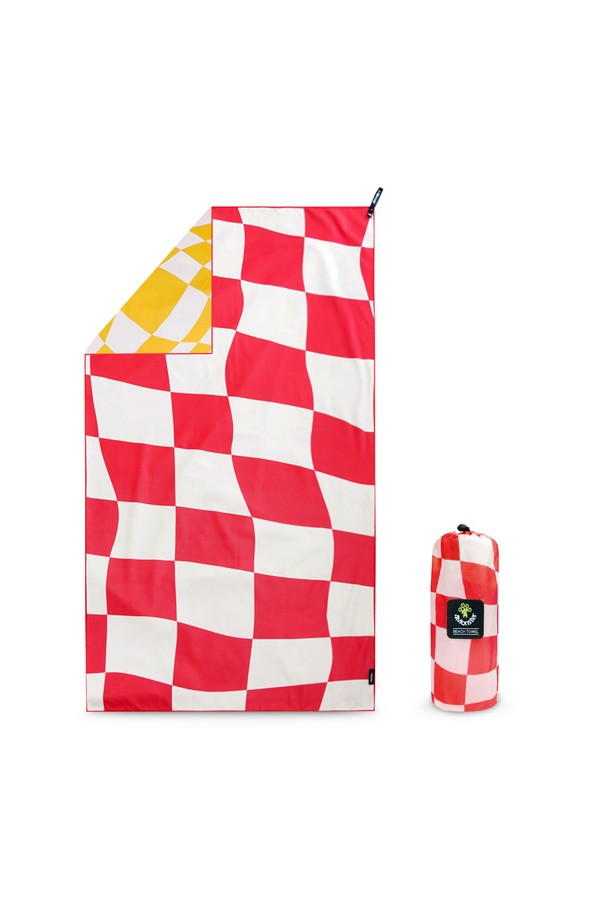 체커보드 비치타월 극세사 대형 수영 타올은 수영과 비치 활동에 적합한 타월입니다. 부드러운 극세사 소재로 제작되어 뛰어난 흡수력을 자랑하며, 빠르게 물기를 제거해 줍니다. 넉넉한 대형 사이즈로 편안하게 사용 가능하며, 레드와 화이트 색상의 체커보드 패턴 디자인이 시원하고 산뜻한 느낌을 줍니다. 공용으로 사용할 수 있어 실용적이며, 비치타월로 활용하여 해변에서 스타일리시함을 더할 수 있습니다. 흡수력이 뛰어나 쾌적한 사용감을 선사합니다.
