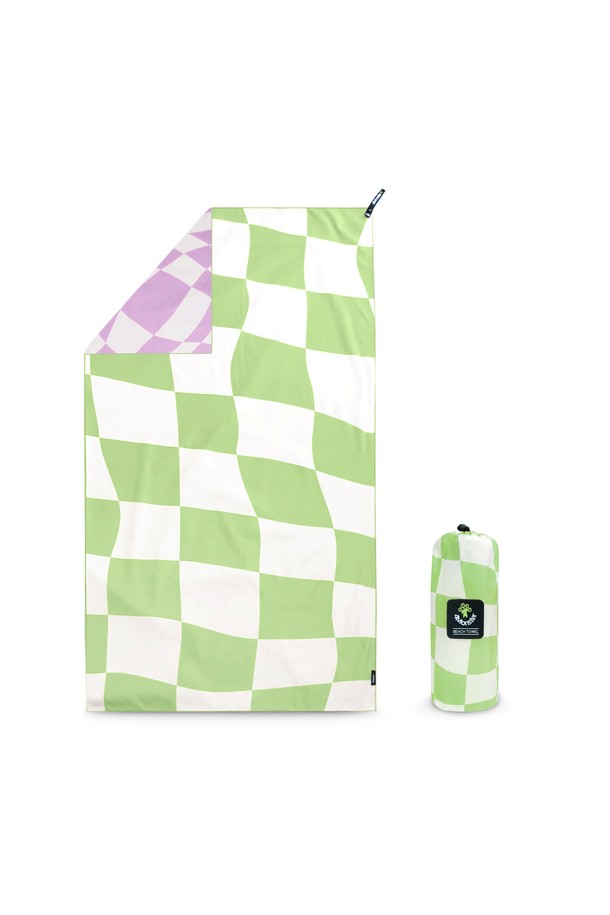 체커보드 비치타월은 부드러운 촉감의 극세사 소재로 제작되어 흡습, 속건 기능이 뛰어나 수영, 요가, 스포츠, 여행, 캠핑, 낚시 등 다양한 용도로 활용하기 좋습니다. 오렌지, 핑크, 옐로우, 그린 등 다채로운 컬러의 체크 패턴 양면 프린팅 디자인으로 시원하고 산뜻한 분위기를 연출합니다. 초경량 디자인으로 휴대성이 뛰어나며, 모래 제거가 용이하여 편리하게 사용할 수 있습니다. 또한, 걸이용 고리와 전용 보관 파우치가 함께 제공되어 실용성을 더했습니다. 얇은 두께로 빠르게 건조되어 쾌적함을 유지하며, 어디든 간편하게 휴대할 수 있습니다.
