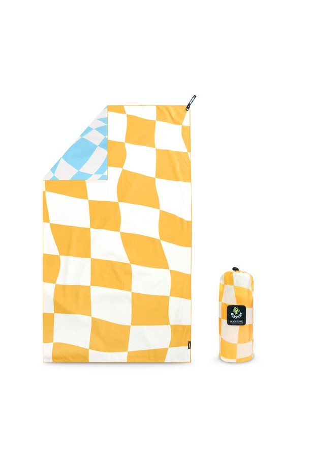 체커보드 비치타월은 부드러운 극세사 소재로 제작되어 흡습성과 속건 기능이 뛰어나며, 가볍고 방수 기능까지 갖춰 수영, 비치, 요가, 운동, 캠핑 등 다양한 레저 활동에 적합합니다. 오렌지, 스트로베리, 바나나, 멜론 등 4가지 싱그러운 컬러의 체크 패턴 양면 프린팅으로 디자인되어, 스타일리시함을 더합니다. 대형 사이즈로 넉넉하게 사용할 수 있으며, 모래 제거가 용이하고 걸이용 고리와 전용 파우치까지 포함되어 편리하게 휴대하고 보관할 수 있습니다. 여름철, 물놀이와 야외 활동 시 쾌적함과 편안함을 선사하는 필수 아이템입니다.
