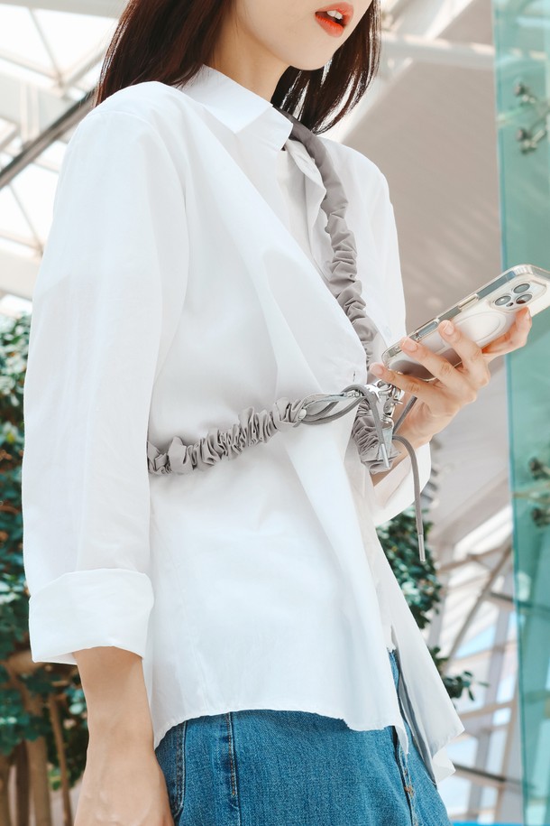 본보야지(Bon Voyage) 슬링 스트랩 핸드폰 목걸이 크로스 줄은 일상, 여행룩, 휴가룩 등 다양한 TPO에 어울리는 실용적인 액세서리입니다. 캐주얼, 미니멀, 스트리트 스타일을 모두 소화하며, 블랙, 베이지, 그레이 3가지 색상으로 출시되었습니다. 72~136cm 길이 조절이 가능하며, 80g의 가벼운 무게로 편안하게 사용 가능합니다. 나일론 소재와 원터치 버클, 양쪽 끝 링 부착, 태그 홀더를 갖춰 스마트폰, 지갑, 가방 등 다용도로 활용할 수 있습니다. 제품 책임 보험 1억 원 가입으로 안심하고 사용하세요.
