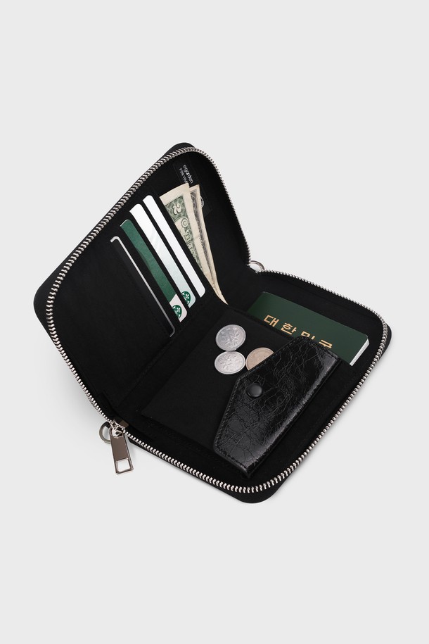 본보야지 시티 패스포트 RFID 차단 개인정보 보호 여권 여행 지갑은 여행룩을 위한 미니멀, 클래식, 시크 스타일의 여권 지갑입니다. 가죽과 나일론 소재를 사용하여 튼튼하며, 블랙 색상의 무지 디자인에 사각 형태로 제작되었습니다. 미디엄 사이즈로, 여권, 카드, 동전, 아이폰을 안전하게 수납할 수 있으며, 분리형 체인 스트랩으로 편리성을 더했습니다. SGS 인증 RFID 차단 소재로 개인정보를 안전하게 보호하며, 지퍼형 잠금 방식으로 소지품을 안전하게 보관할 수 있습니다. 더스트백이 포함되어 있어 보관이 용이합니다.
