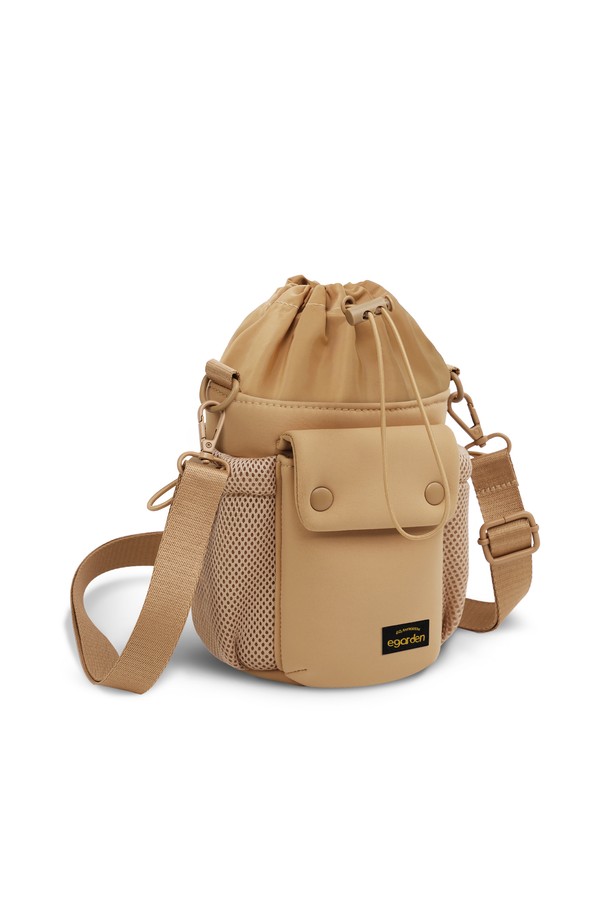 본보야지 텀블러백은 캠핑, 피트니스, 요가, 일상생활에서 활용하기 좋은 여성용 텀블러백입니다. 카멜 컬러의 무지 디자인으로, 나일론 소재를 사용하여 제작되었습니다. 미디엄 사이즈의 원통형 가방으로, 최대 13.5cm 직경의 텀블러, 1000ml 단백질 쉐이커, 900ml 대용량 텀블러까지 수납 가능합니다. 사이즈 조절 및 손잡이 기능과 고무 스트랩 디테일, 조임용 끈 잠금 방식으로 실용성을 더했습니다. 캠핑룩, 피트니스룩, 요가/필라테스룩에 캐주얼, 미니멀, 스포티한 스타일을 더해보세요.
