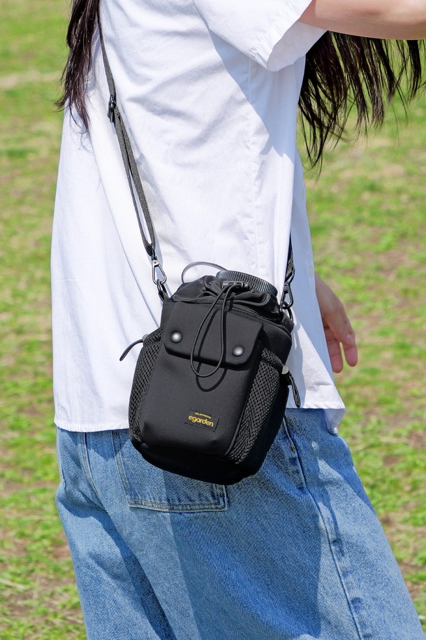 본보야지 텀블러백은 캠핑, 여행, 피트니스 등 다양한 활동에 어울리는 실용적인 여성용 텀블러백입니다. 블랙과 카멜 두 가지 색상으로, 나일론, 스판덱스, 폴리에스테르, 네오프렌 소재를 사용하여 제작되어 미디엄 사이즈의 원통형 디자인을 자랑합니다. 보온 및 방수 기능을 갖추었으며, 조절 가능한 스트랩과 손잡이로 편리하게 사용할 수 있습니다. 다수의 수납공간, 메쉬 포켓, 스마트폰 전용 포켓, 그리고 키 스트랩이 있어 수납의 실용성을 높였습니다. 미니멀, 캐주얼, 스포티 스타일을 즐겨 입는 분들께 추천합니다.
