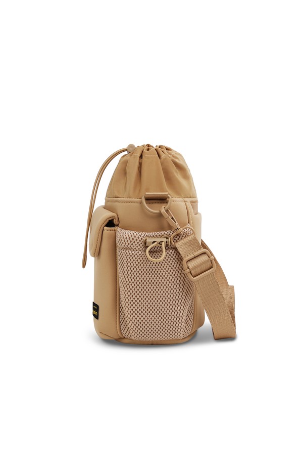 본보야지 텀블러백은 캠핑, 피트니스, 요가, 일상생활에서 활용하기 좋은 여성용 텀블러백입니다. 카멜 컬러의 무지 디자인으로, 나일론 소재를 사용하여 제작되었습니다. 미디엄 사이즈의 원통형 가방으로, 최대 13.5cm 직경의 텀블러, 1000ml 단백질 쉐이커, 900ml 대용량 텀블러까지 수납 가능합니다. 사이즈 조절 및 손잡이 기능과 고무 스트랩 디테일, 조임용 끈 잠금 방식으로 실용성을 더했습니다. 캠핑룩, 피트니스룩, 요가/필라테스룩에 캐주얼, 미니멀, 스포티한 스타일을 더해보세요.
