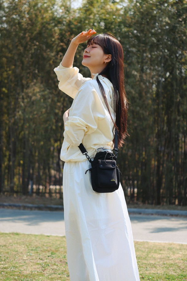 본보야지 텀블러백은 캠핑, 여행, 피트니스 등 다양한 활동에 어울리는 실용적인 여성용 텀블러백입니다. 블랙과 카멜 두 가지 색상으로, 나일론, 스판덱스, 폴리에스테르, 네오프렌 소재를 사용하여 제작되어 미디엄 사이즈의 원통형 디자인을 자랑합니다. 보온 및 방수 기능을 갖추었으며, 조절 가능한 스트랩과 손잡이로 편리하게 사용할 수 있습니다. 다수의 수납공간, 메쉬 포켓, 스마트폰 전용 포켓, 그리고 키 스트랩이 있어 수납의 실용성을 높였습니다. 미니멀, 캐주얼, 스포티 스타일을 즐겨 입는 분들께 추천합니다.
