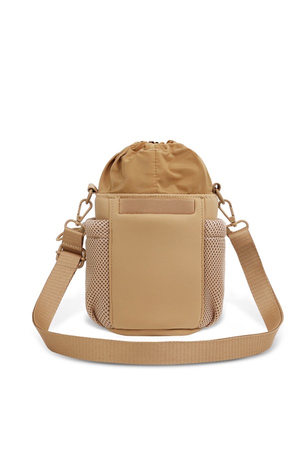 본보야지 텀블러백은 캠핑, 피트니스, 요가, 일상생활에서 활용하기 좋은 여성용 텀블러백입니다. 카멜 컬러의 무지 디자인으로, 나일론 소재를 사용하여 제작되었습니다. 미디엄 사이즈의 원통형 가방으로, 최대 13.5cm 직경의 텀블러, 1000ml 단백질 쉐이커, 900ml 대용량 텀블러까지 수납 가능합니다. 사이즈 조절 및 손잡이 기능과 고무 스트랩 디테일, 조임용 끈 잠금 방식으로 실용성을 더했습니다. 캠핑룩, 피트니스룩, 요가/필라테스룩에 캐주얼, 미니멀, 스포티한 스타일을 더해보세요.
