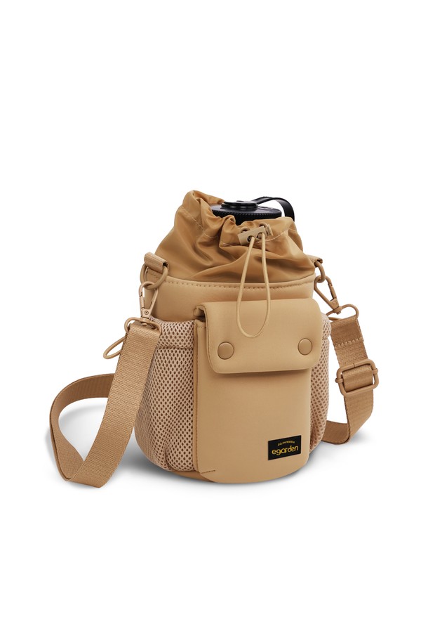 본보야지 텀블러백은 캠핑, 피트니스, 요가, 일상생활에서 활용하기 좋은 여성용 텀블러백입니다. 카멜 컬러의 무지 디자인으로, 나일론 소재를 사용하여 제작되었습니다. 미디엄 사이즈의 원통형 가방으로, 최대 13.5cm 직경의 텀블러, 1000ml 단백질 쉐이커, 900ml 대용량 텀블러까지 수납 가능합니다. 사이즈 조절 및 손잡이 기능과 고무 스트랩 디테일, 조임용 끈 잠금 방식으로 실용성을 더했습니다. 캠핑룩, 피트니스룩, 요가/필라테스룩에 캐주얼, 미니멀, 스포티한 스타일을 더해보세요.
